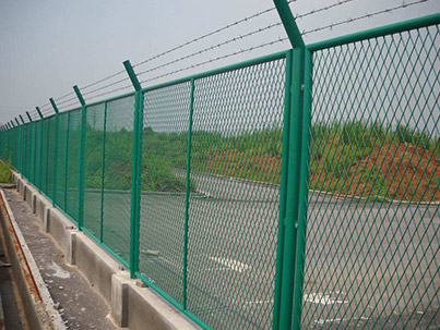 如何選擇公路護(hù)欄網(wǎng)？ 
